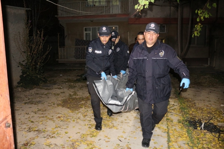 Tartıştığı 20 Yaşındaki Karısını Döverek Öldürdü