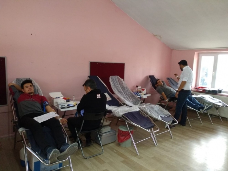 Selendili Öğretmen Ve Velilerden Kan Bağışına Destek