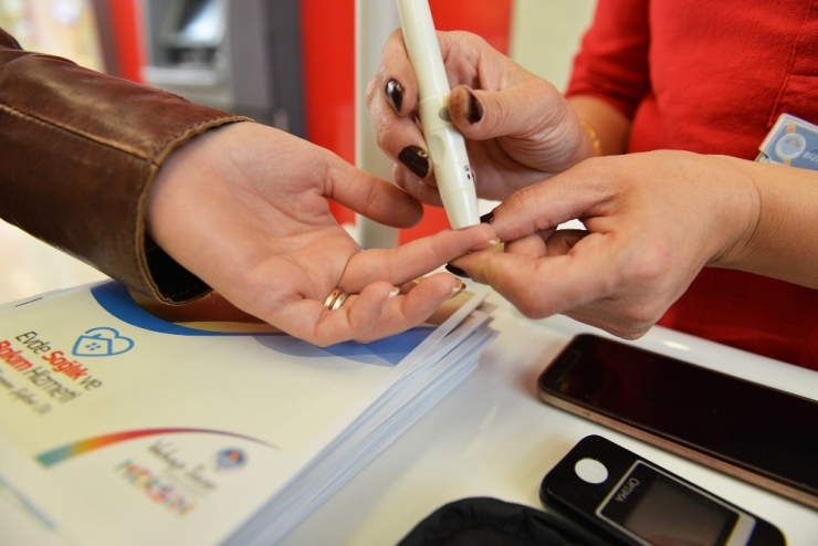 Mersin’de Vatandaşlar Diyabet Konusunda Bilgilendirildi