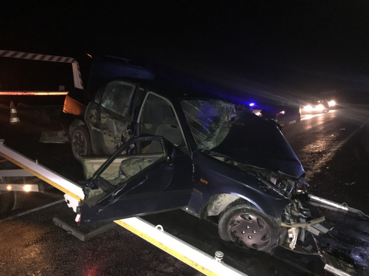 Otomobil Tır’ın Altına Girdi