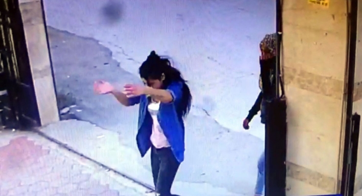 Üç Genç Kız Dans Ederek Girdikleri Siteyi Soydular