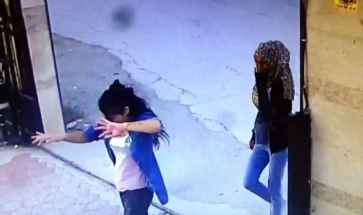 Üç Genç Kız Dans Ederek Girdikleri Siteyi Soydular