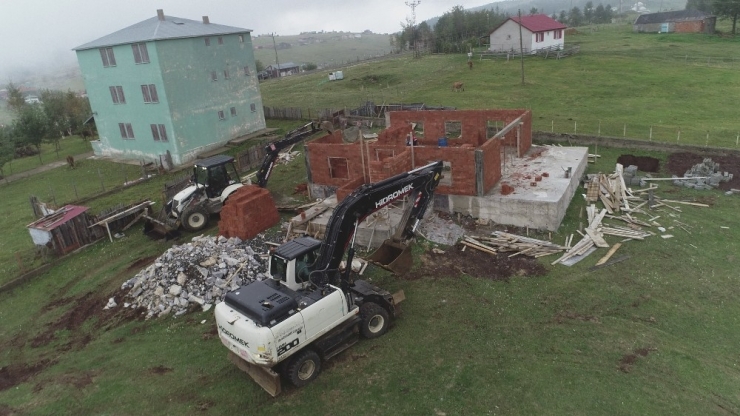 Devlet Yıktı, O Kaçak Yayla Evini Yeniden Yaptı