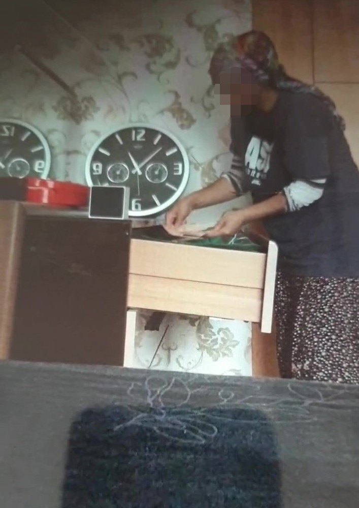 Temizlikçiden Şüphelenip Odaya Kamera Koyan Çift Hayatlarının Şokunu Yaşadı