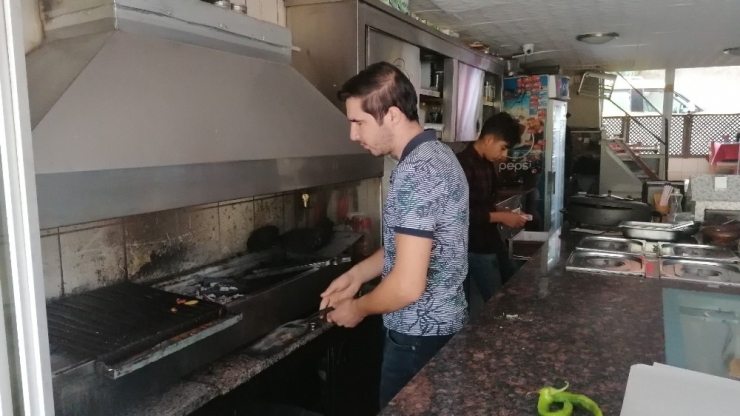 Dürümcüye Verdiği Sipariş Hazırlanırken Kaşla Göz Arasında Telefonu Cebine İndirdi