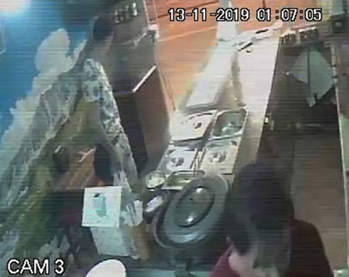 Dürümcüye Verdiği Sipariş Hazırlanırken Kaşla Göz Arasında Telefonu Cebine İndirdi