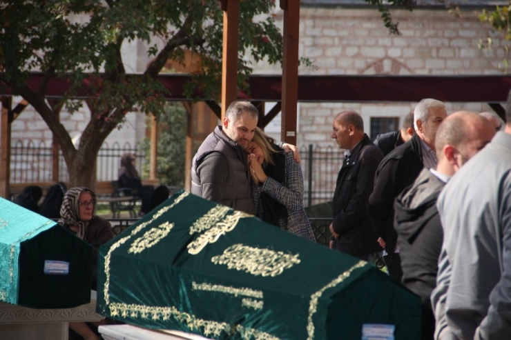 Bakırköy’de Siyanür Dehşetinde Ölen Aile Son Yolculuğuna Uğurlandı