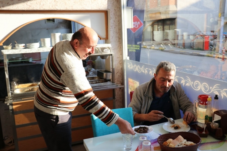 Belediye Hoparlöründen Öldüğü İlanını Duyan Esnaf Hayatının Şokunu Yaşadı