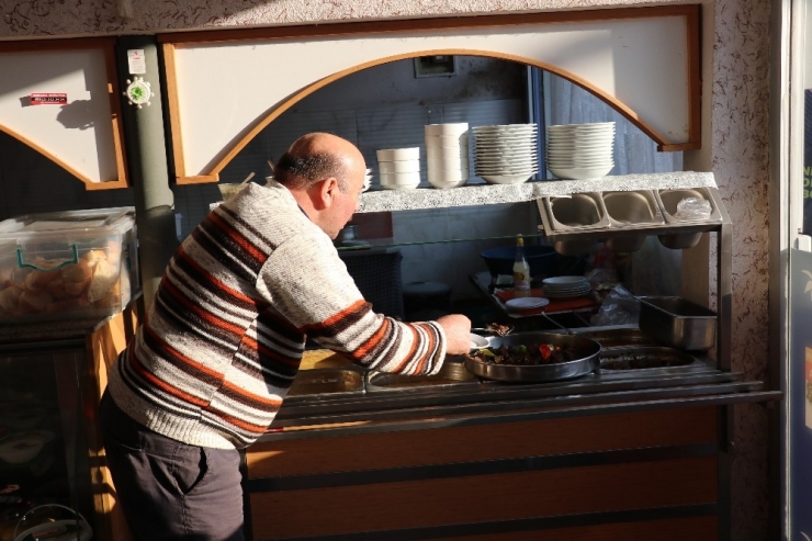 Belediye Hoparlöründen Öldüğü İlanını Duyan Esnaf Hayatının Şokunu Yaşadı