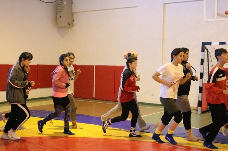 Diyarbakır’ın Tek Kız Güreşçi Takımının Hedefi Olimpiyatlar