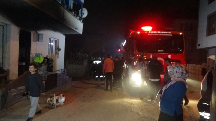 2 Katlı Evde Çıkan Yangın Paniğe Neden Oldu