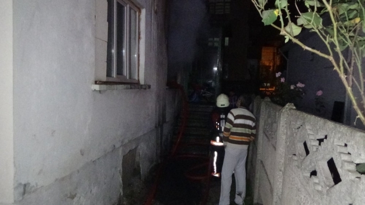 2 Katlı Evde Çıkan Yangın Paniğe Neden Oldu