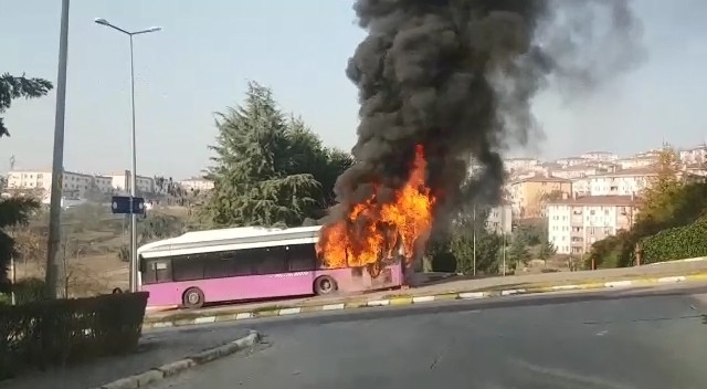 Belediye Otobüsü Alev Alev Yandı