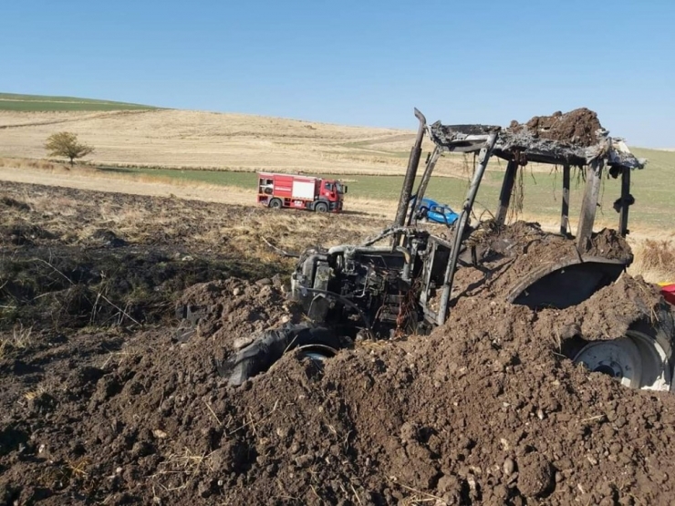 Elazığ’da Yanan Traktör Kullanılamaz Hale Geldi