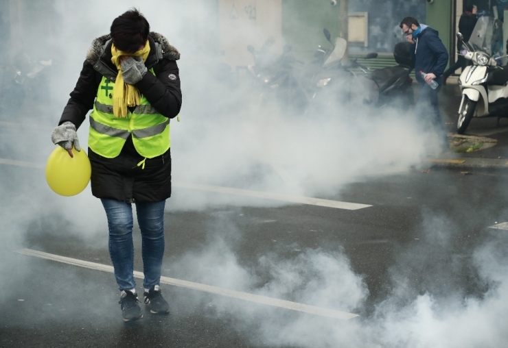 Protestolarının Yıl Dönümünde Sokağa İnen Sarı Yeleklilere Polis Müdahalesi