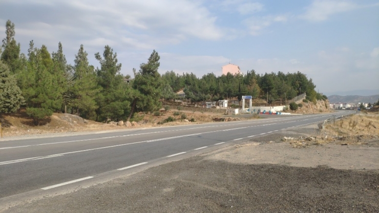 Ölüm Yolunda Bir Ayda 2 Araç Dereye Uçtu