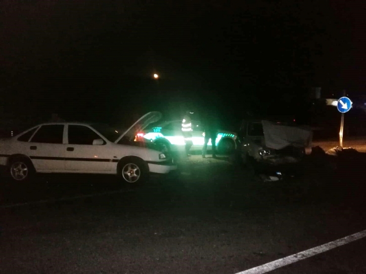 İki Otomobil Çarpıştı: 10 Yaralı