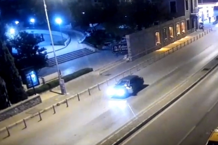 “Dur” İhtarına Uymayan Sürücü, Polisi 400 Metre Arabasının Kaputunda Taşıdı