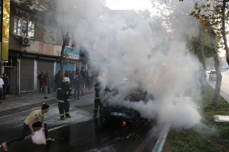 Seyir Halinde Otomobil Alev Alev Yaldı