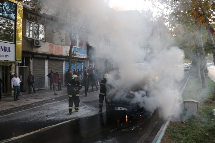 Seyir Halinde Otomobil Alev Alev Yaldı