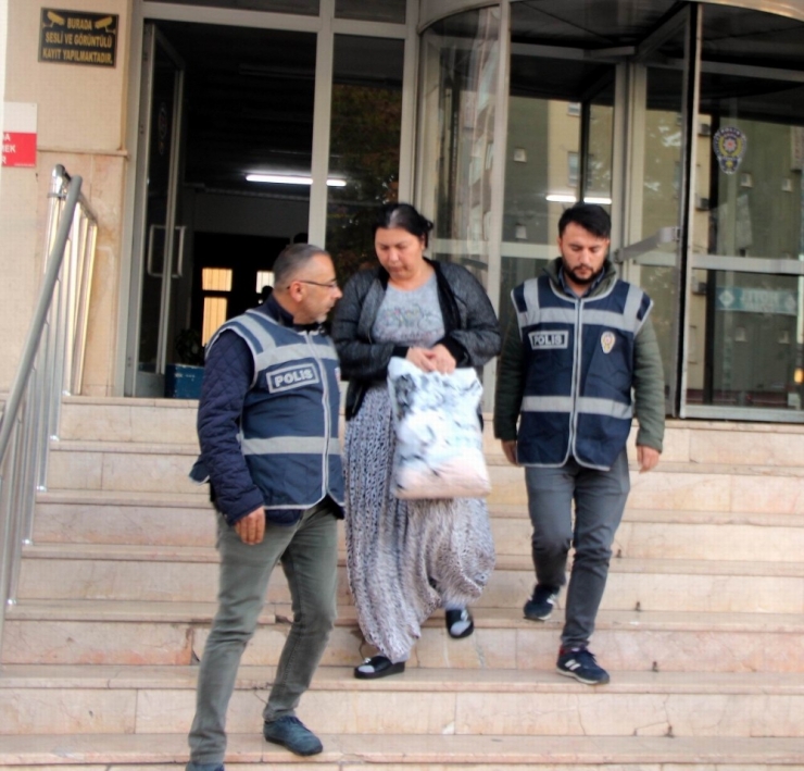 1 Yıldır Firar Olan Ve Hakkında 25 Yıl Hapis Cezası Bulunan Kadın Yakalandı