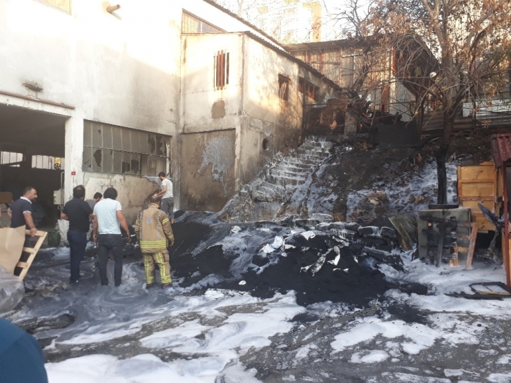 Küçükçekmece’de Korkutan Fabrika Yangını
