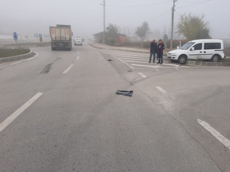 Osmaneli’nde Tır Hafif Ticari Araca Çarptı: 1 Yaralı