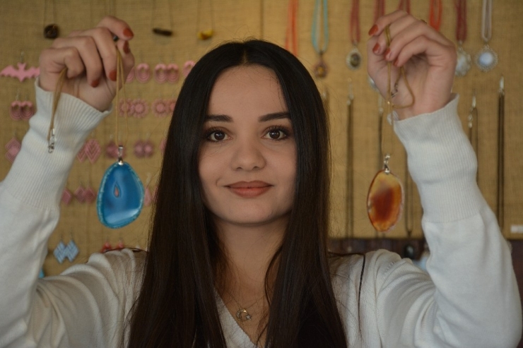 Yurt Dışına Kaçırıldığını Öğrendikleri Taşları Kendileri İşlemeye Başladı