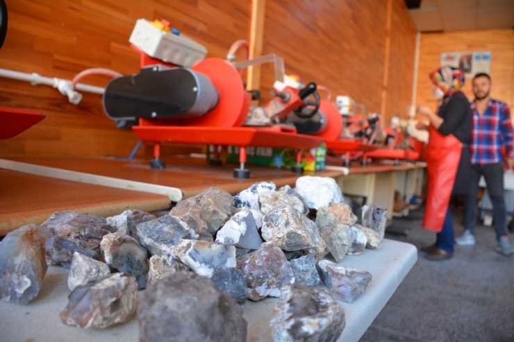 Yurt Dışına Kaçırıldığını Öğrendikleri Taşları Kendileri İşlemeye Başladı