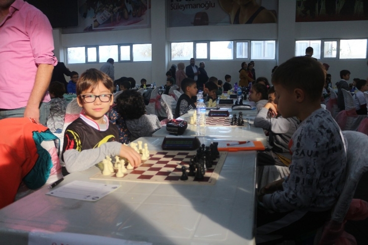 200 Sporcu Birbirini Mat Etmek İçin Yarıştı