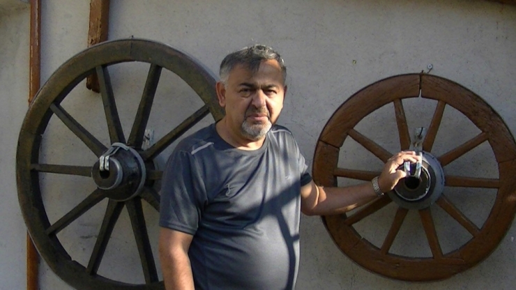 Eskiye Dayanan Kültürlerle Evinin Dışını Donattı