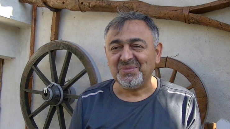 Eskiye Dayanan Kültürlerle Evinin Dışını Donattı