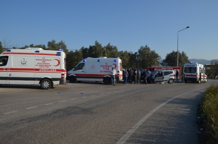 İki Araç Kafa Kafaya Çarpıştı: 10 Yaralı