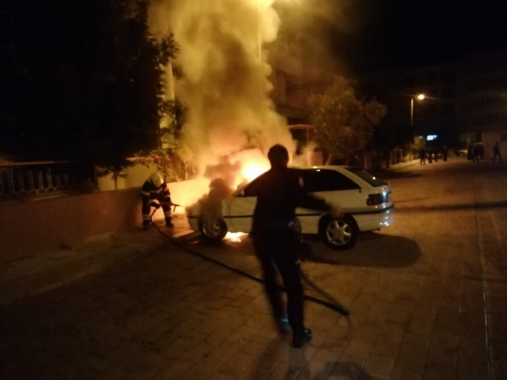 Park Halindeki Otomobilde Çıkan Yangına Paniğe Neden Oldu