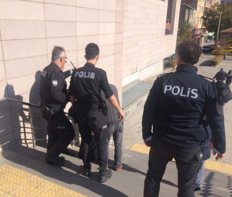 Adliye Önünde Gerginlik