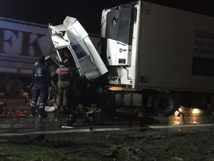 Tır Refüje Çarptı, Sürücü Araçta Sıkıştı