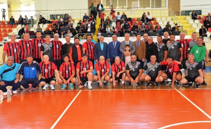 200 Sporcu Hentbol Şenliğinde Buluştu