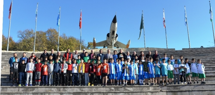 200 Sporcu Hentbol Şenliğinde Buluştu