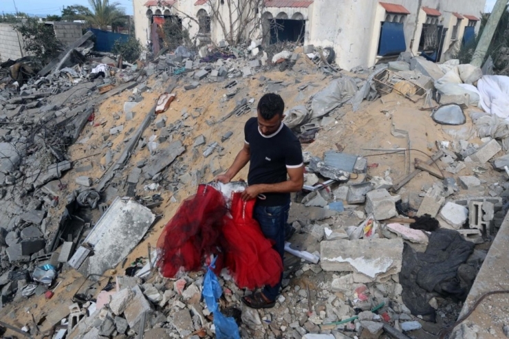 Yeni Evlenen Filistinli Çift, İsrail’in Saldırısında Evsiz Kaldı