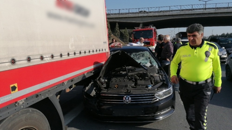 Otomobil Tıra Çarptı: 2 Yaralı