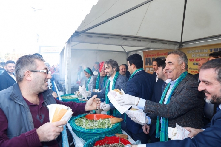 Sultangazi’de 5 Ton Hamsi Dağıtıldı