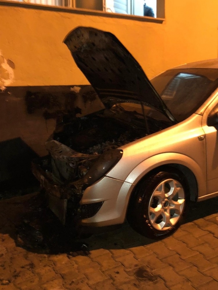 Otomobili Üzerine Benzin Döküp Yaktılar