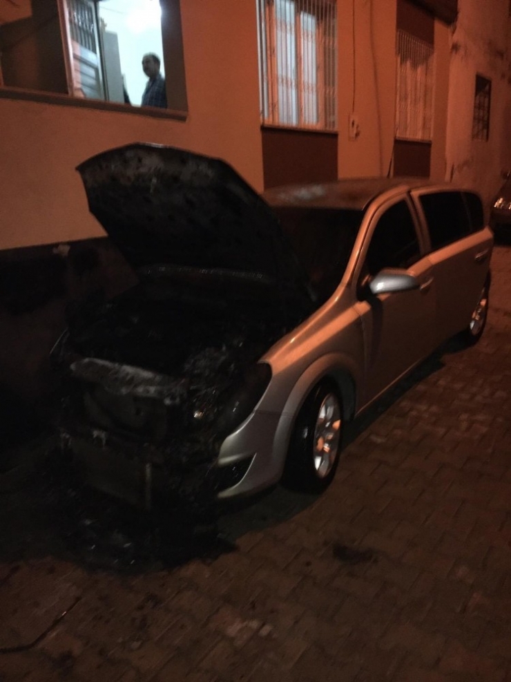 Otomobili Üzerine Benzin Döküp Yaktılar