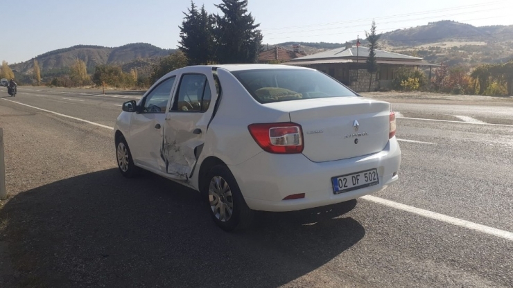 Otomobiller Çarpıştı: 1 Yaralı