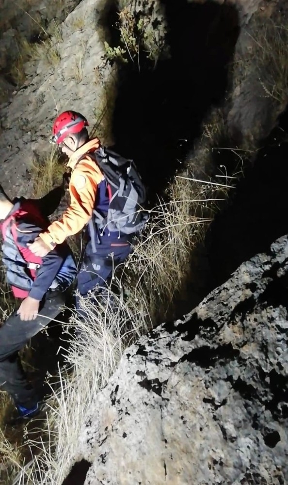 Kayalıklarda Mahsur Kalan 11 Kişi, 5 Saat Sonra Kurtarıldı