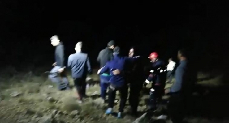 Kayalıklarda Mahsur Kalan 11 Kişi, 5 Saat Sonra Kurtarıldı