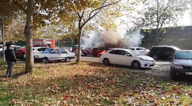 Bursa’da Mangal Kömürü İki Arabayı Yok Etti