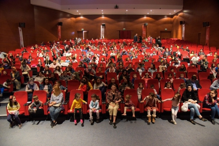 Çocuklar “Küçük Kara Balık” Adlı Oyun İle Gönüllerince Eğlendi