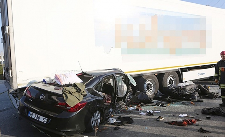 Edremit’e Ateş Düştü: Kazada Bir Aile Yok Oldu