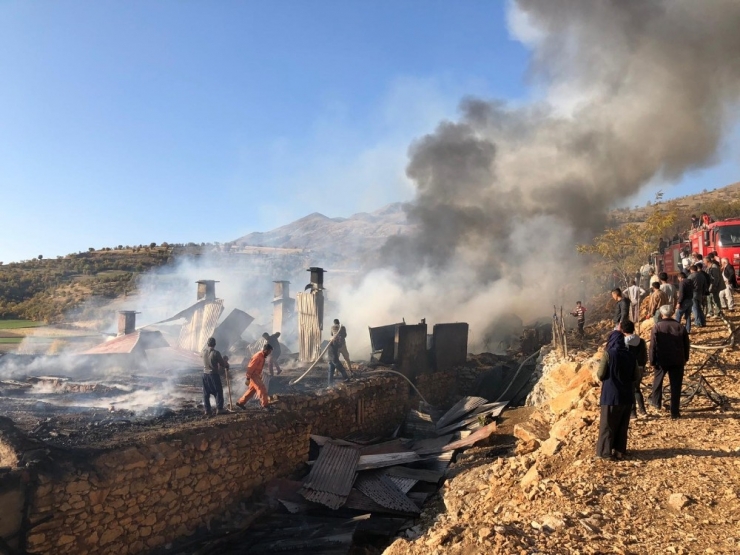 Elazığ’da Bir Köyde 6 Ev Yandı